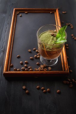 Geleneksel İtalyan mutfağı. Çikolatalı tiramisu tatlı çay ile