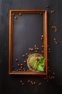 Geleneksel İtalyan mutfağı. Çikolatalı tiramisu tatlı çay ile