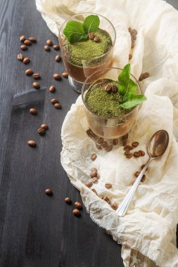 Geleneksel İtalyan mutfağı. Tatlı çikolatalı tiramisu, te çok temiz