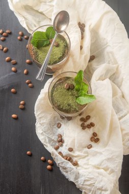 Geleneksel İtalyan mutfağı. Tatlı çikolatalı tiramisu, te çok temiz