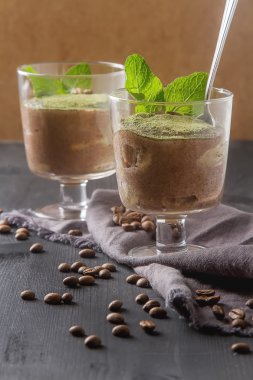 Geleneksel İtalyan mutfağı. Tatlı çikolatalı tiramisu, te çok temiz