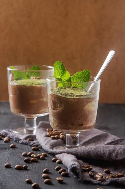 Geleneksel İtalyan mutfağı. Tatlı çikolatalı tiramisu, te çok temiz