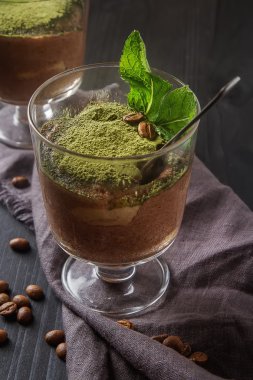 Geleneksel İtalyan mutfağı. Tatlı çikolatalı tiramisu, te çok temiz