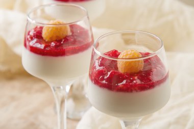 İtalyan tatlı. Vanilla panna cotta ile Ahududu reçeli. Taş b