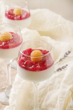 İtalyan tatlı. Vanilla panna cotta ile Ahududu reçeli. Taş b