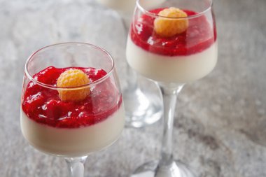İtalyan tatlı. Vanilla panna cotta ile Ahududu reçeli. Taş b