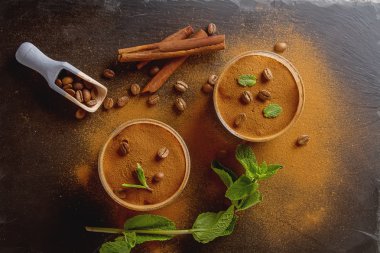 Geleneksel İtalyan mutfağı. Tatlı çikolatalı tiramisu, nane. C