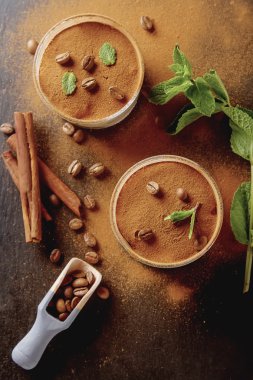 Geleneksel İtalyan mutfağı. Tatlı çikolatalı tiramisu, nane. C