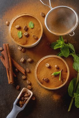 Geleneksel İtalyan mutfağı. Tatlı çikolatalı tiramisu, nane. C