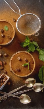 Geleneksel İtalyan mutfağı. Tatlı çikolatalı tiramisu, nane. C