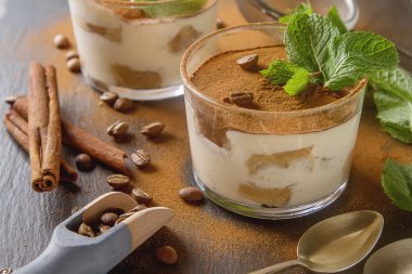 Geleneksel İtalyan mutfağı. Tatlı çikolatalı tiramisu, nane. C