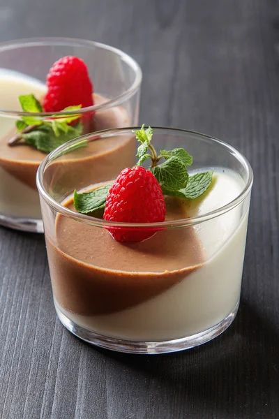 Sobremesa italiana. Chocolate e baunilha panna cotta com hortelã e — Fotografia de Stock