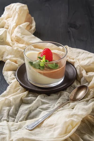 Italský dezert. Čokoládová a vanilková panna cotta s mátou a — Stock fotografie