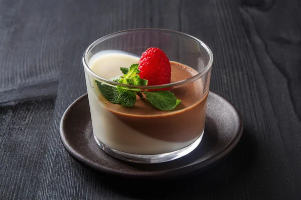 Sobremesa italiana. Chocolate e baunilha panna cotta com hortelã e — Fotografia de Stock