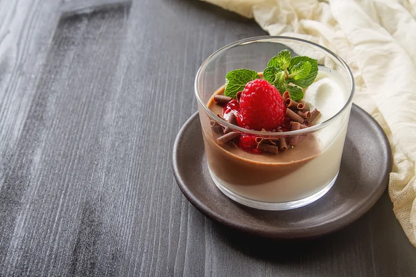 Dolce italiano. Panna cotta al cioccolato e vaniglia con menta e — Foto Stock