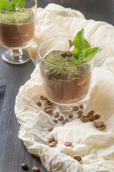 Traditional Italian cuisine. Dessert chocolate tiramisu, mint te — Stock Photo, Image