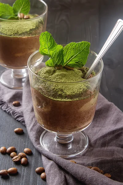 Cozinha italiana tradicional. Sobremesa de chocolate tiramisu, hortelã te — Fotografia de Stock