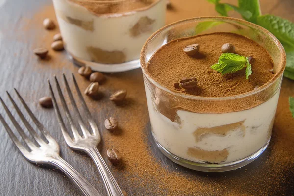 Cozinha italiana tradicional. Sobremesa tiramisu de chocolate, hortelã. C — Fotografia de Stock