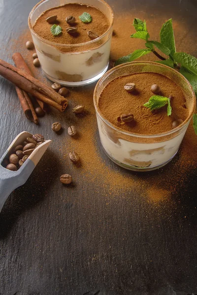 Cozinha italiana tradicional. Sobremesa tiramisu de chocolate, hortelã. C — Fotografia de Stock