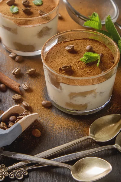 Cucina tradizionale italiana. Dessert al cioccolato tiramisù, menta. C — Foto Stock