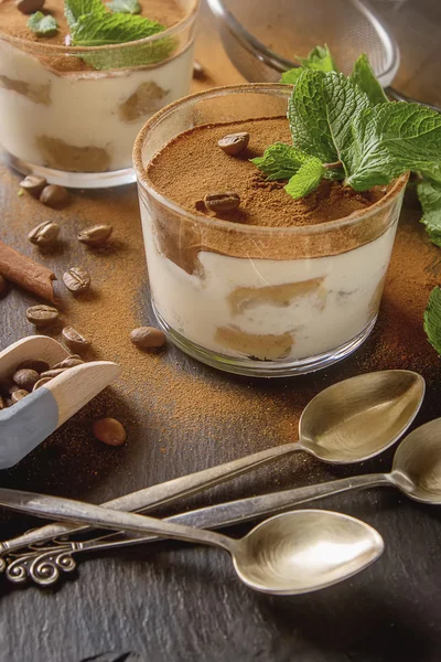 Cucina tradizionale italiana. Dessert al cioccolato tiramisù, menta. C — Foto Stock