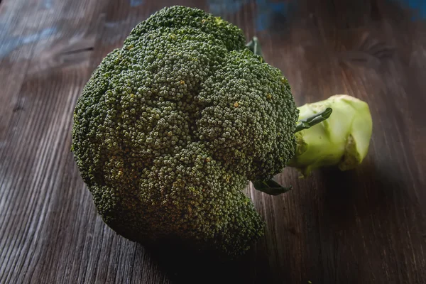 Ripe green broccoli farm. Dark wood background. — Stock Photo, Image