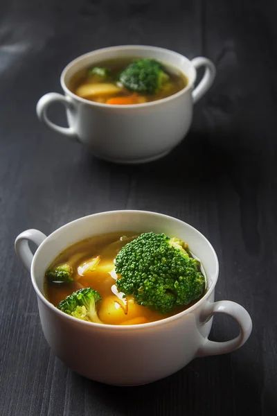 A brokkoli, a karfiol és a sárgarépa kortoshki vegetáriánus leves. — Stock Fotó