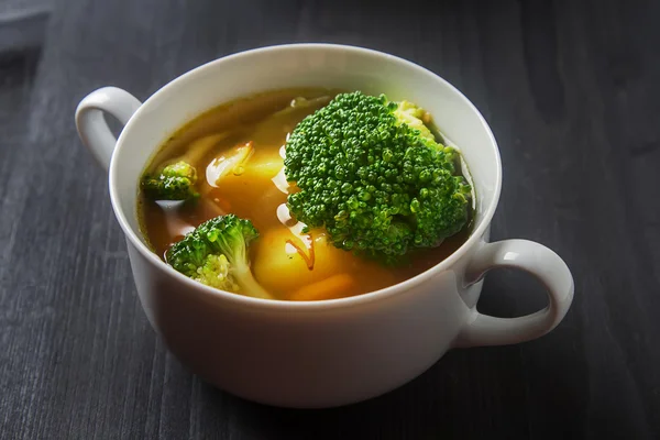 Sopa vegetariana de brócolis, couve-flor e cenoura kortoshki . — Fotografia de Stock