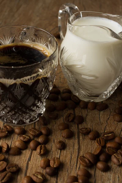 Taza de grano café y leche — Foto de Stock