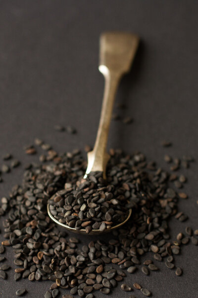 Чёрные кунжутные пряности
