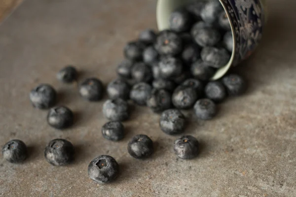 Frische und saftige Blaubeeren auf grauem Hintergrund — Stockfoto