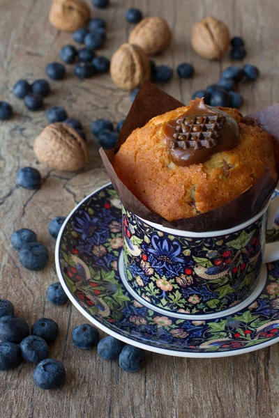 Čokoládové a vanilkové citrónové muffiny s borůvkami a vlašské ořechy — Stock fotografie