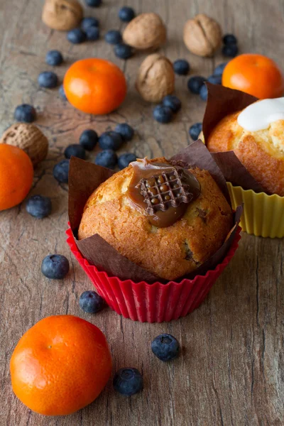 Muffins de limão de chocolate e baunilha com tangerinas e nozes — Fotografia de Stock