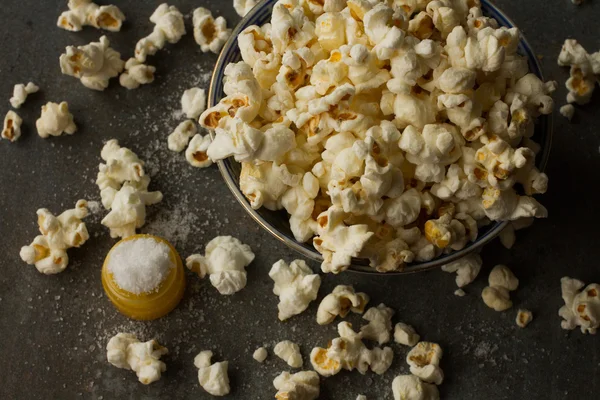 Popcorn zum Anschauen der Lieblingsfilme im Kino — Stockfoto