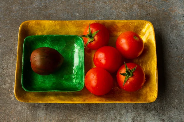 Dieta para niñas. lechuga y tomate en bandeja —  Fotos de Stock
