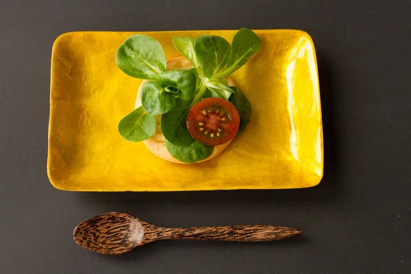 Ernährung für Mädchen. Salat und Tomaten auf einem Teller — Stockfoto