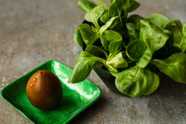 Diet for girls. lettuce and tomato on a platter — Stock Image Diet for girls. lettuce and tomato on a platter Stock Image