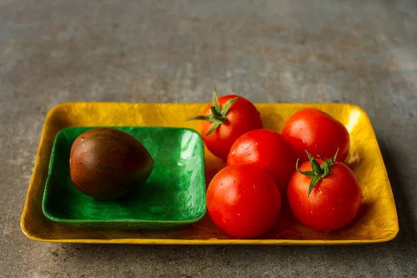 Diet for girls. lettuce and tomato on a platter — Stock Image Diet for girls. lettuce and tomato on a platter Stock Picture