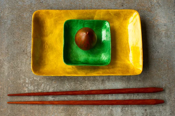 Diet for girls. lettuce and tomato on a platter — Stock Image Diet for girls. lettuce and tomato on a platter Stock Photo