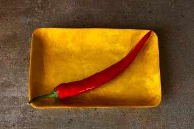 Gri bir arka plan üzerinde Meksika biber