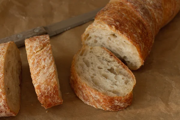 Frisches Brot für Sandwiches mit Preiselbeermarmelade — Stockfoto