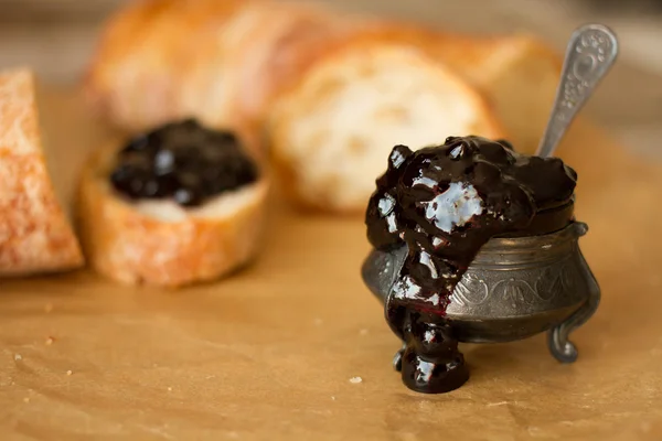 Vers brood voor broodjes met cranberry jam — Stockfoto