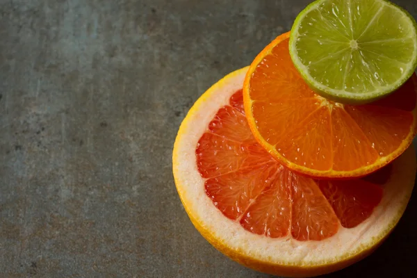 Blandning av färsk frukt till frukost och för en person på en diet — Stockfoto