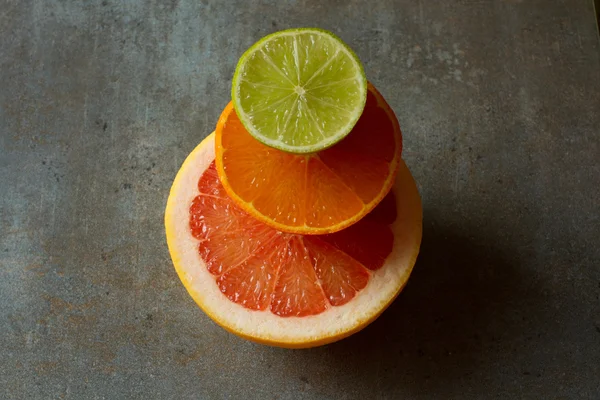 Mistura de frutas frescas para o café da manhã e para uma pessoa em uma dieta — Fotografia de Stock