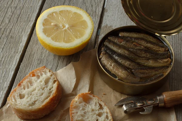Sandwich with sprats, national food in Russia for the holidays — Stock Photo, Image