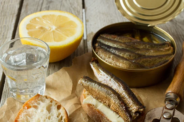 Sandwich con espadines, comida nacional en Rusia para las vacaciones —  Fotos de Stock