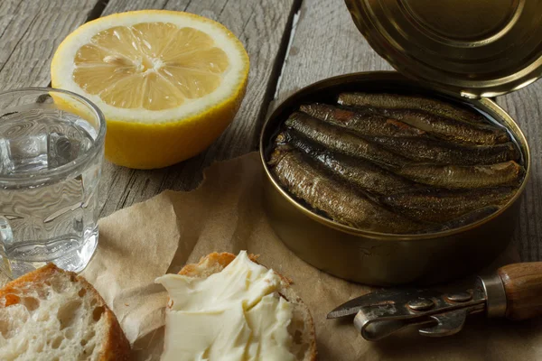 Sandwich with sprats, national food in Russia for the holidays — Stock Photo, Image