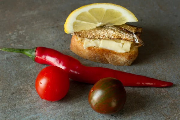 Sandwich con espadines, comida nacional en Rusia para las vacaciones — Foto de Stock