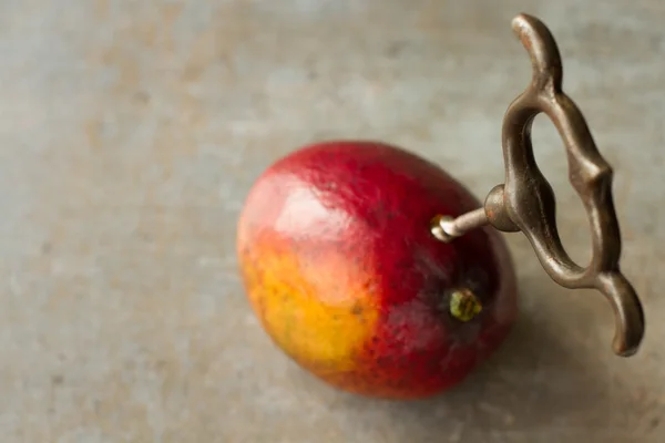 Succoso mango rosso. con cavatappi e dadi — Foto Stock