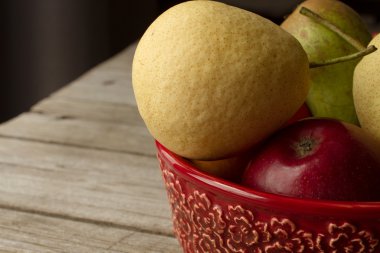 Kahverengi bir arka plan üzerinde elma ile armut. Diyet için cennet